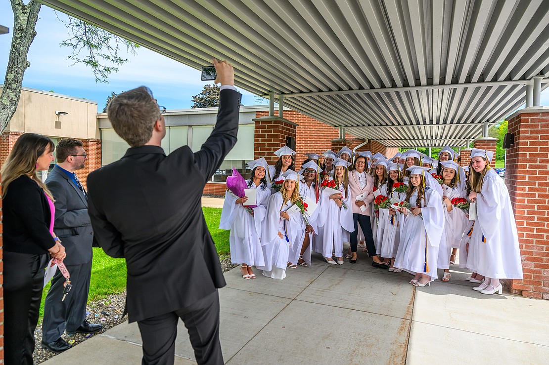 HOLY_NAMES_GRAD_26_09_t1110