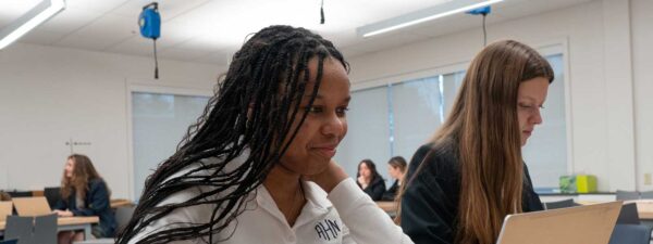 AHN students at computers