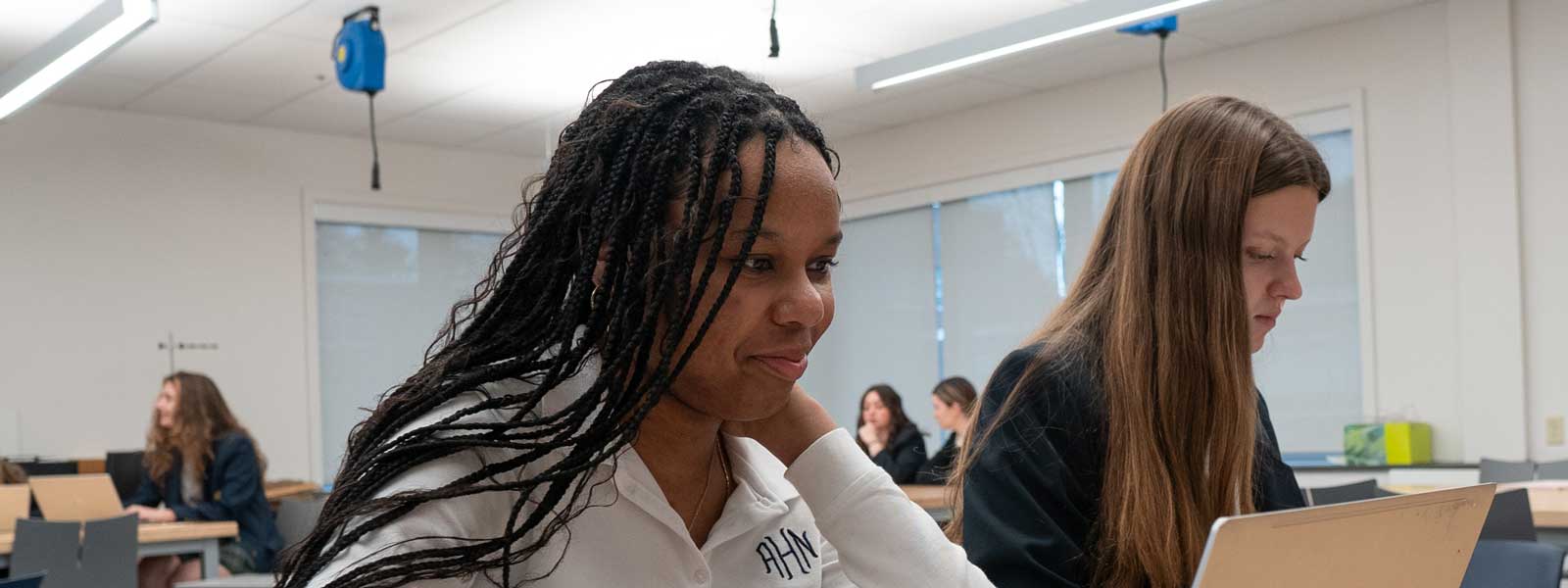 AHN students at computers